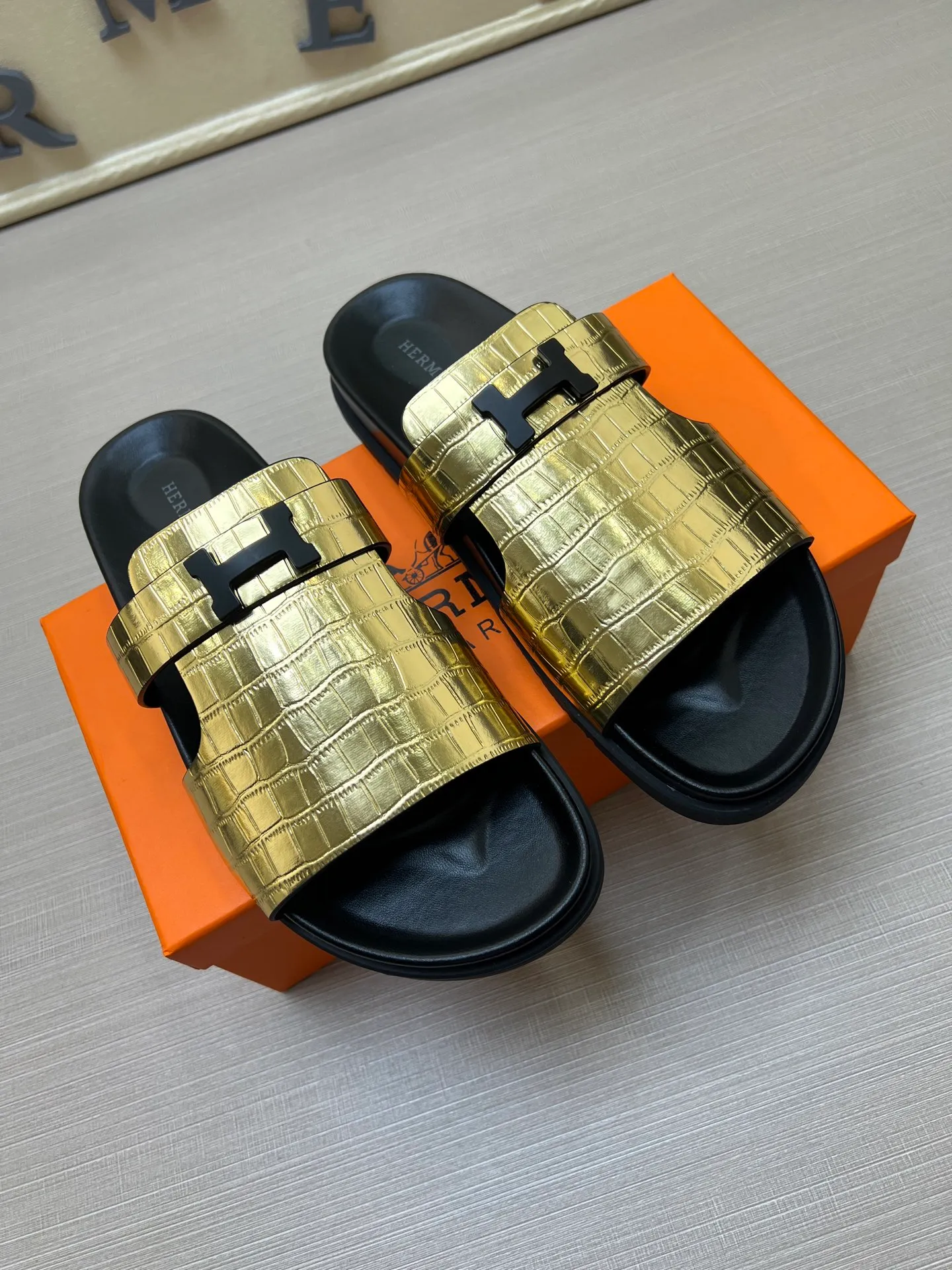 [H Family Hermès] P: 360💰 Size: 38-45 Hermes Men’s Kazimir Slippers - 2025 Summer New Hermès Same as the original version, with colored cowhide surface + rubber combined sole, handmade by master-level craftsmen! ❥High-end customization, exclusive products, the highest version in the industry.